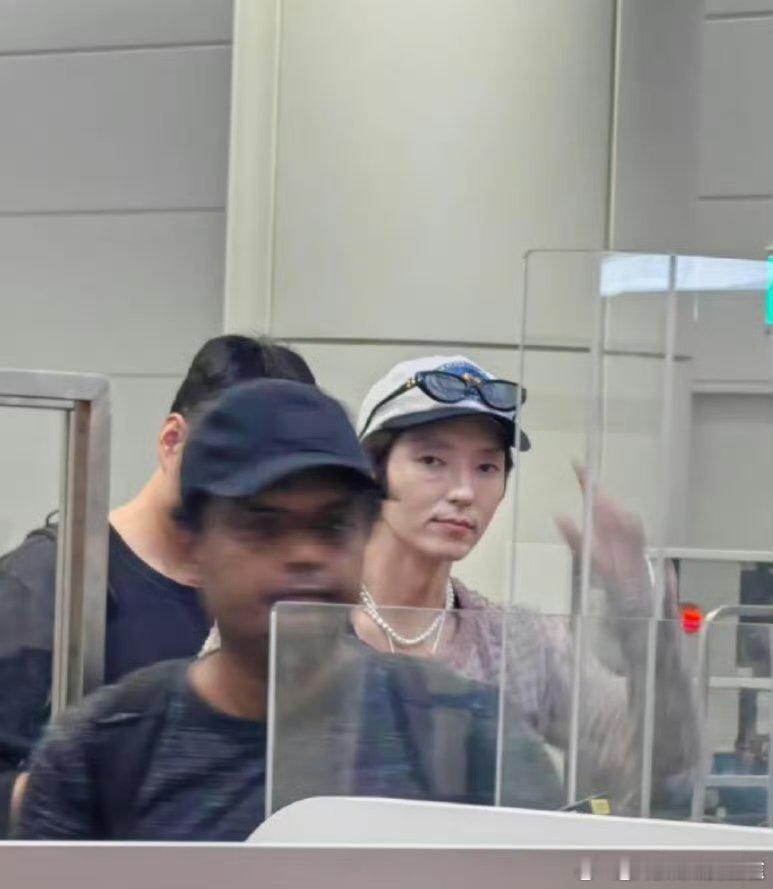 李准基最新状态李准基机场素颜状态 没认出来 ​​​