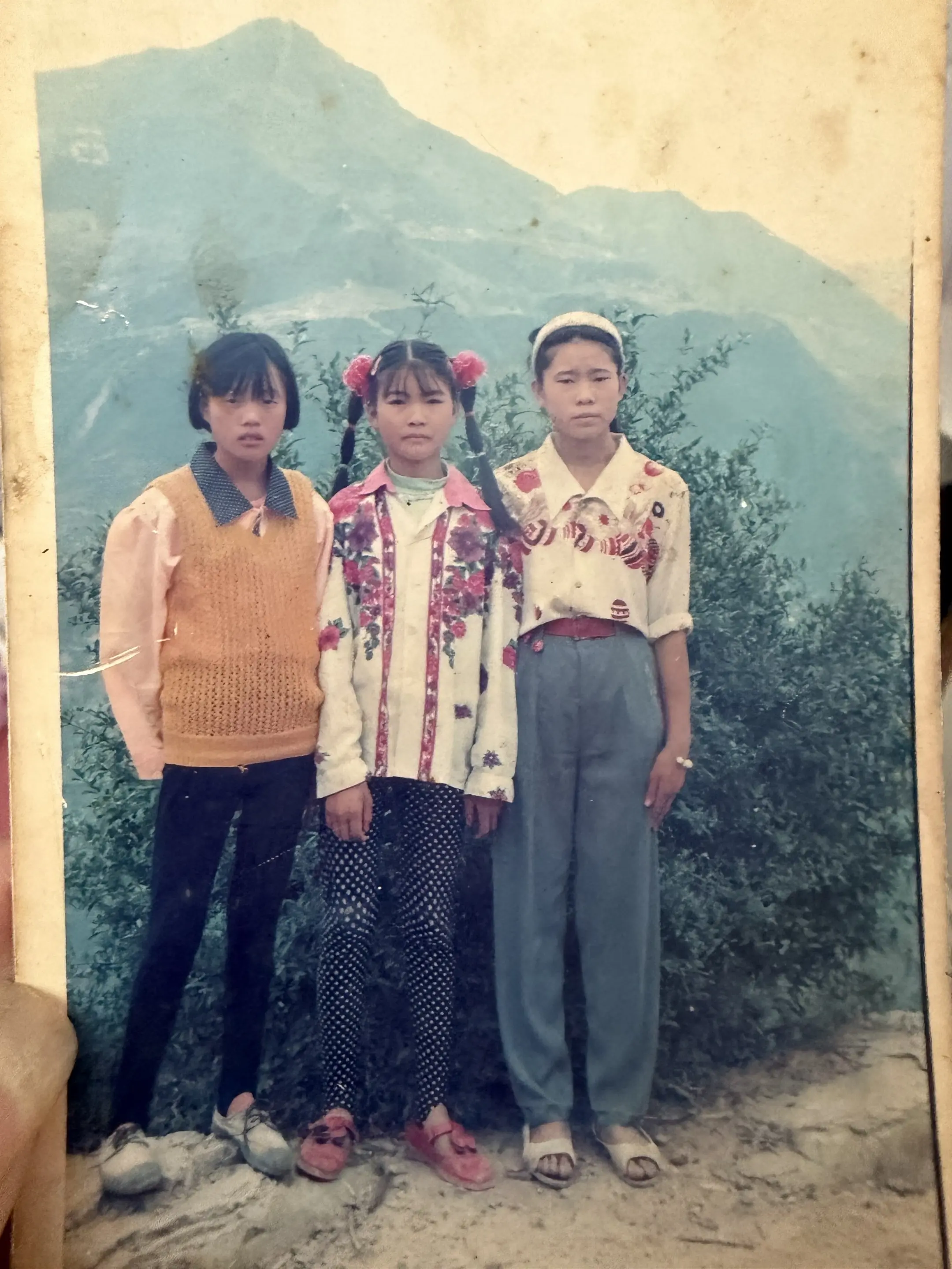 突然翻到小时候的照片，再也回不去的童年，你们知道哪个是我吗