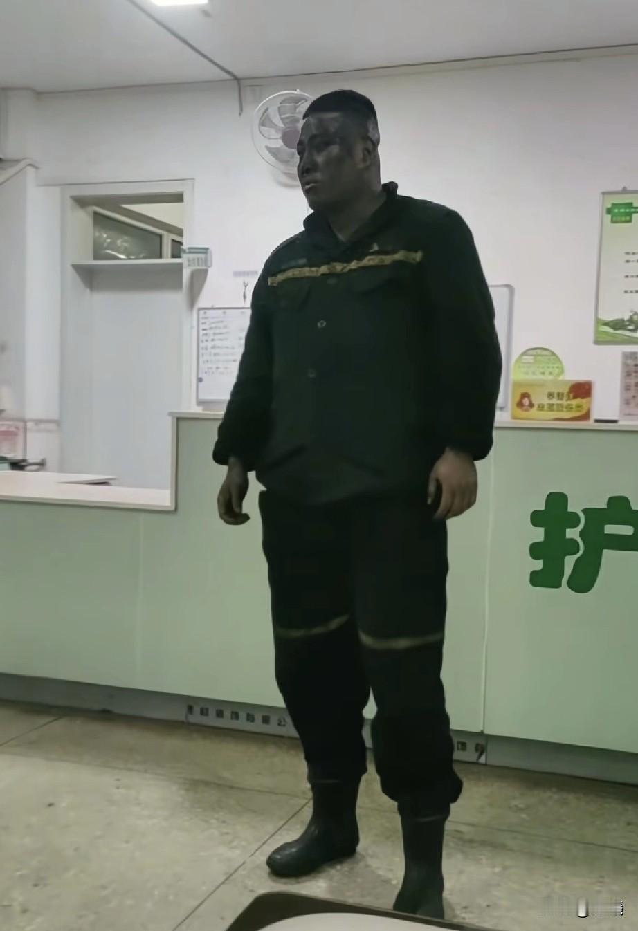 山西医院产房里，一名孕妇正在进行分娩，时间一分一秒过去，家属也在等待迎接新生命。