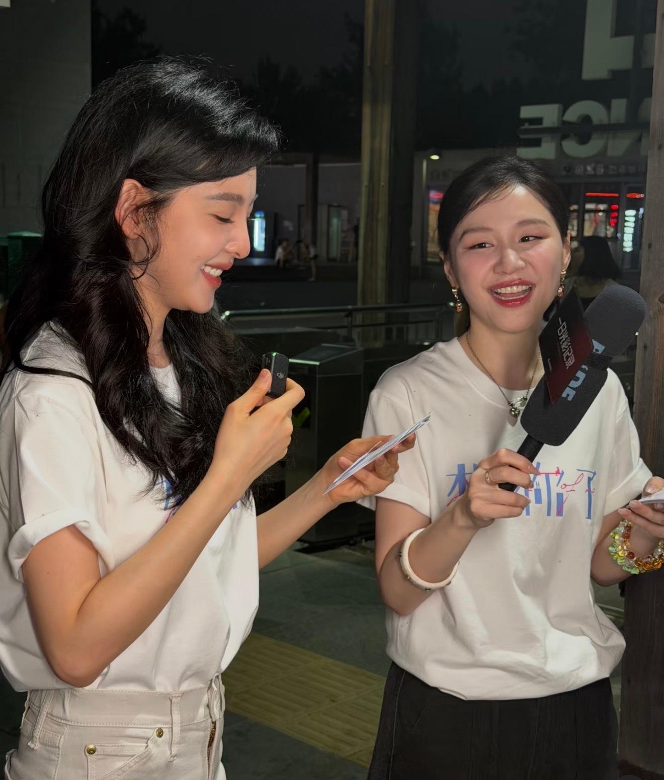 奥森偶遇章若楠金靖谁在奥森偶遇两位姐姐街采了！章若楠温柔金靖鲜活，聊天全程真诚不