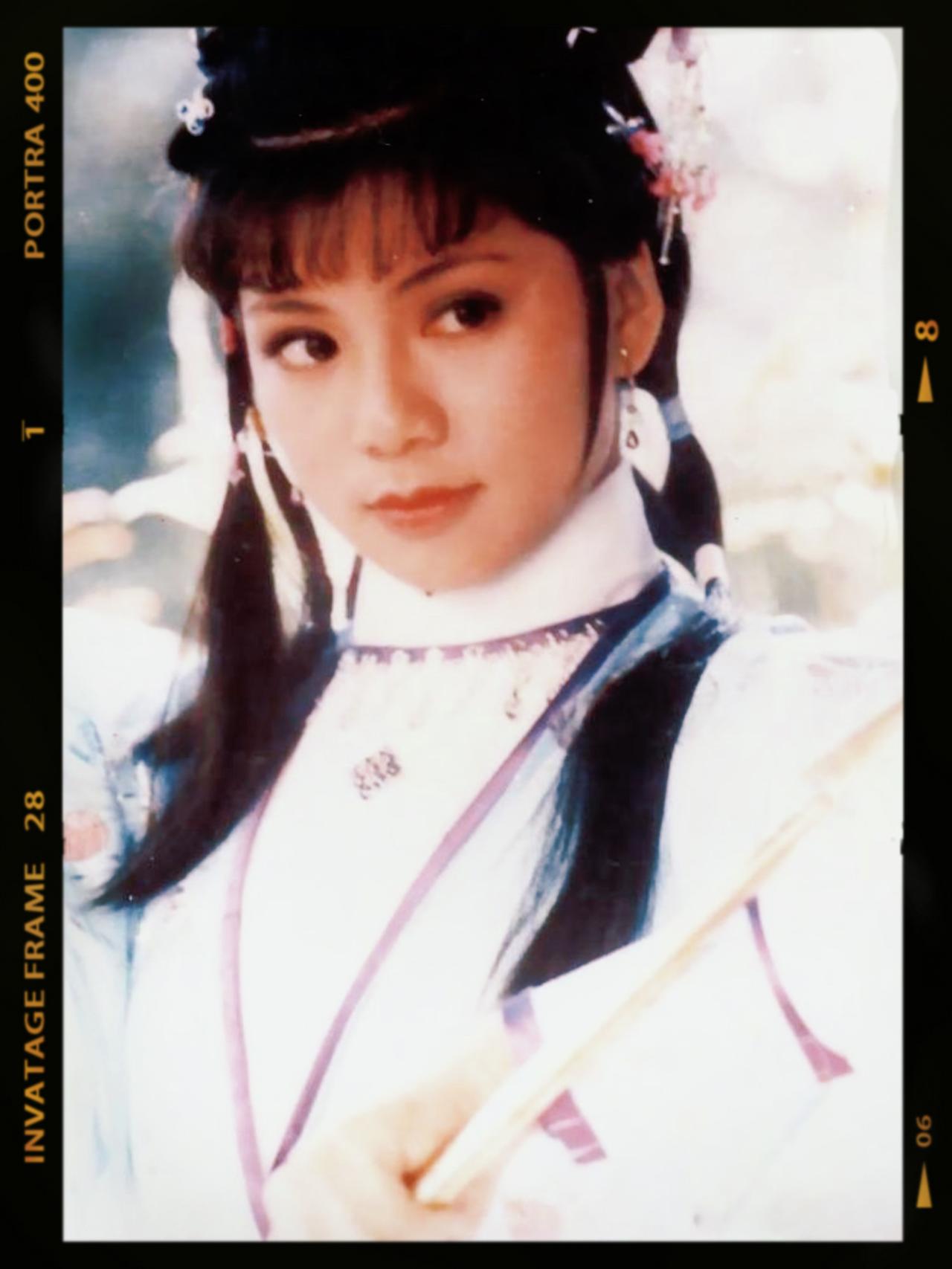 翁美玲：一颦一笑，皆是黄蓉📸
镜头里的翁美玲，
把黄蓉演成了人间传奇。
看她轻