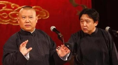 2008年，郭德纲讽刺某演员：“北京有个著名相声艺术家，他闺女是个演员，净跟导演