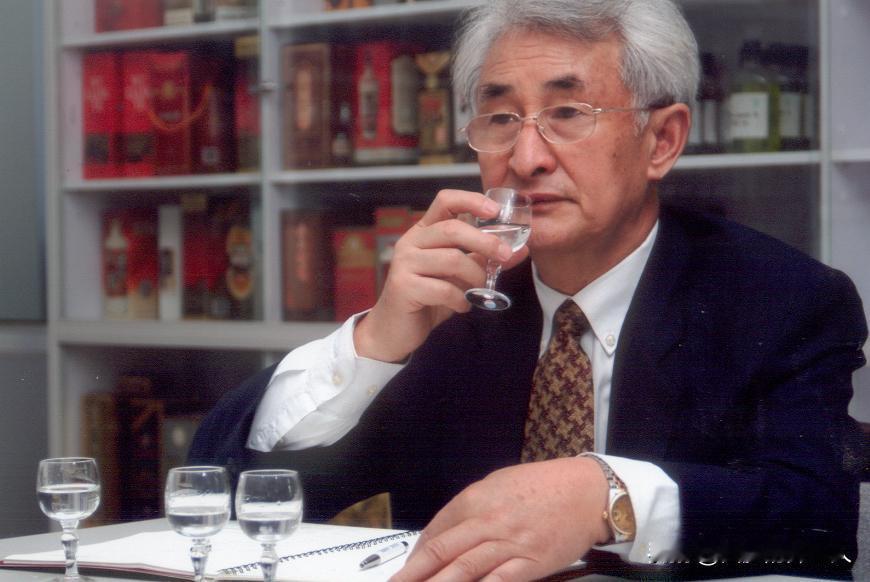 茅台集团前董事长季克良在采访中透露：“我这辈子大概喝了2吨茅台酒！每天早中晚都会