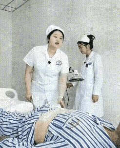 笑不活了！护士劝大爷吃饭劝到没辙，另一个小护士一句话就让大爷“嗖”地弹起来——你