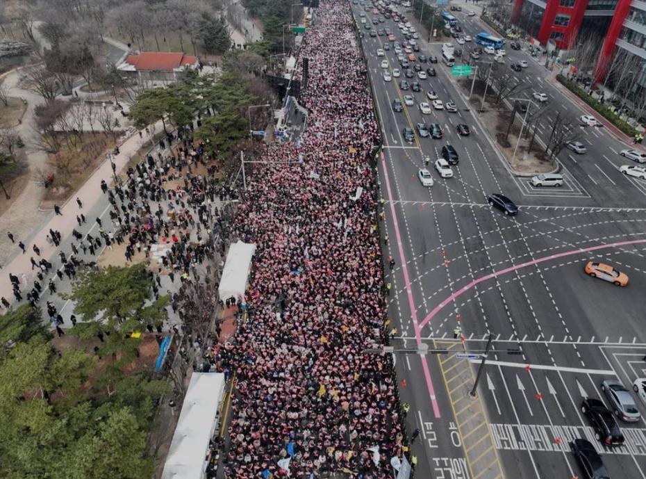 [月亮]一个韩国网友问中国人：现在首尔正在举行史上最大规模的“反华游行”，为什么