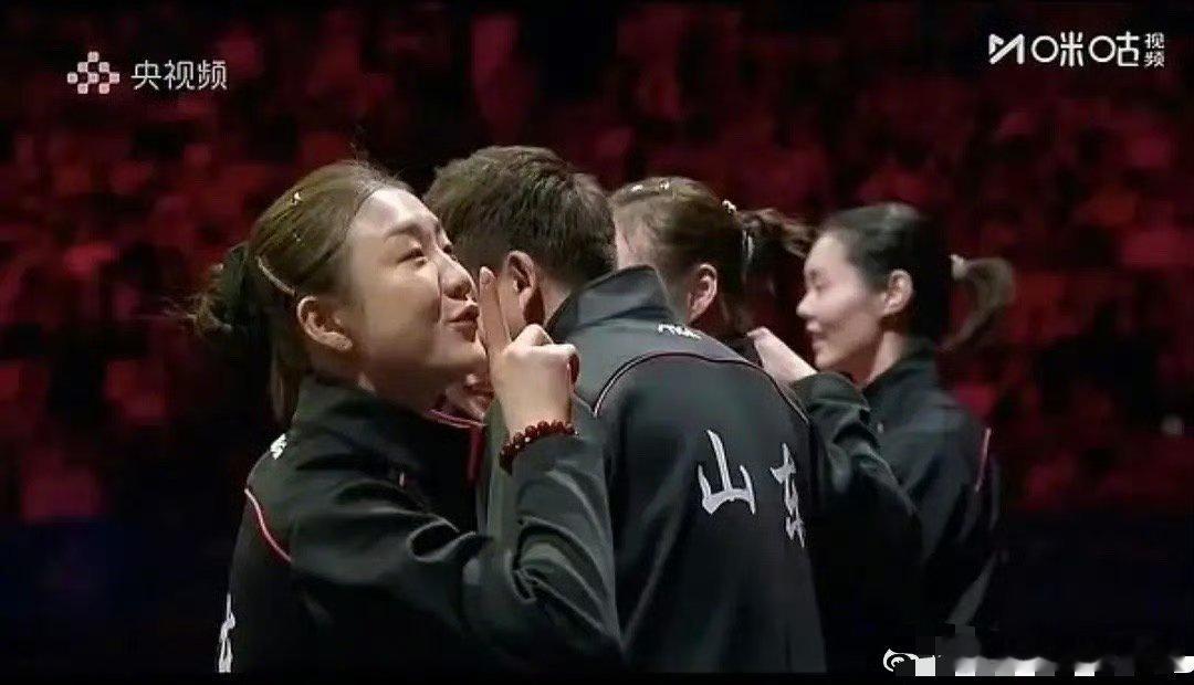 陈梦在巴黎奥运会就该这样了陈梦朱雨玲互戴奖牌