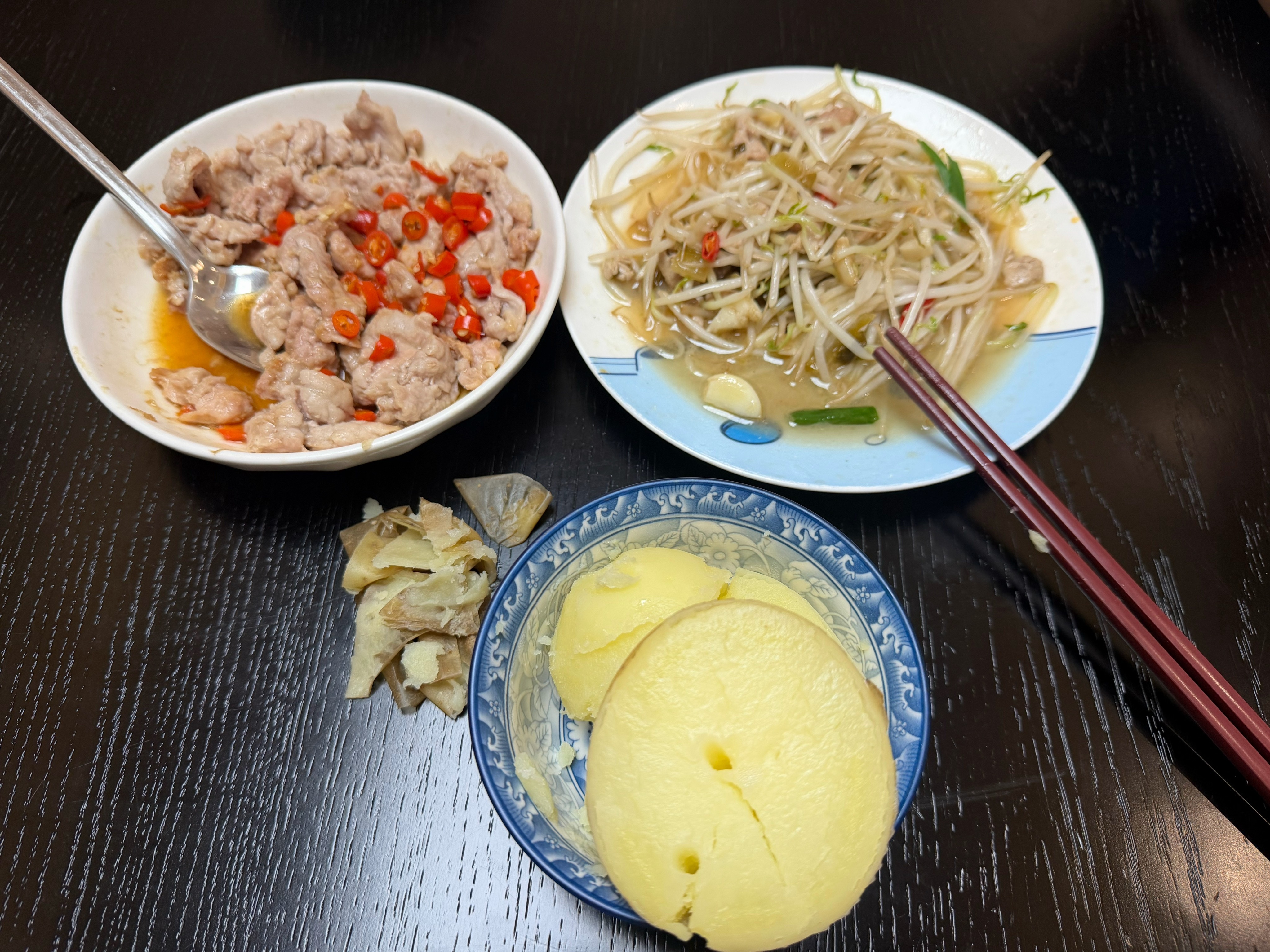 今天的晚餐主食：蒸土豆 