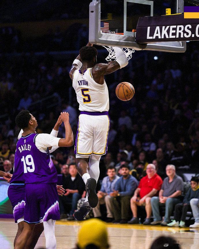 艾顿打爵士，禁区疯狂虐菜。 湖人有望冲西部第三爵士vs湖人