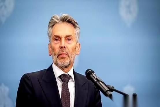 人走了，账不能烂。
荷兰那个首相，叫斯霍夫的，终于下台了。但别急着开香槟，他临走