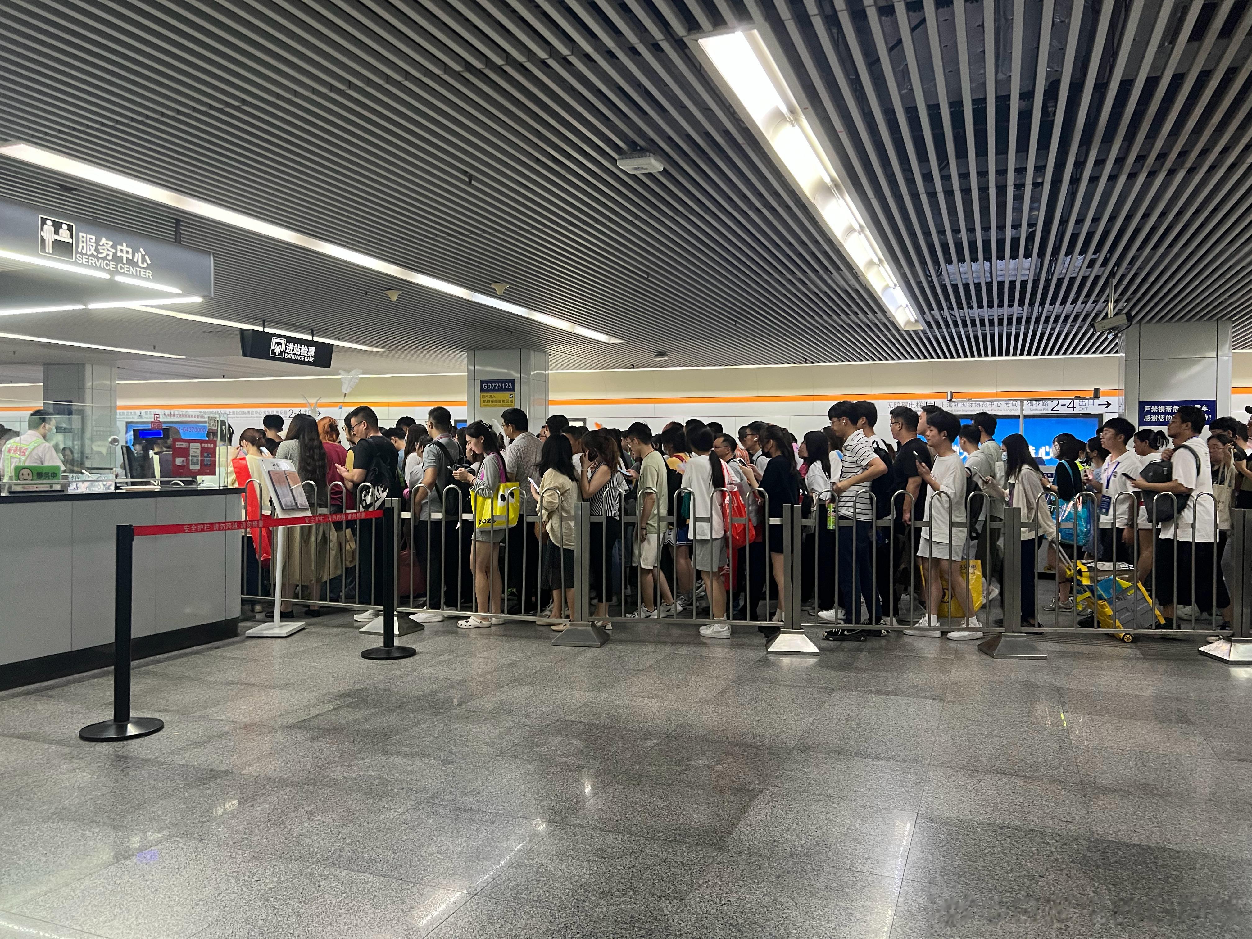 亚宠展的地铁进站口，人可真多！宠物经济一片向好！ ​​​