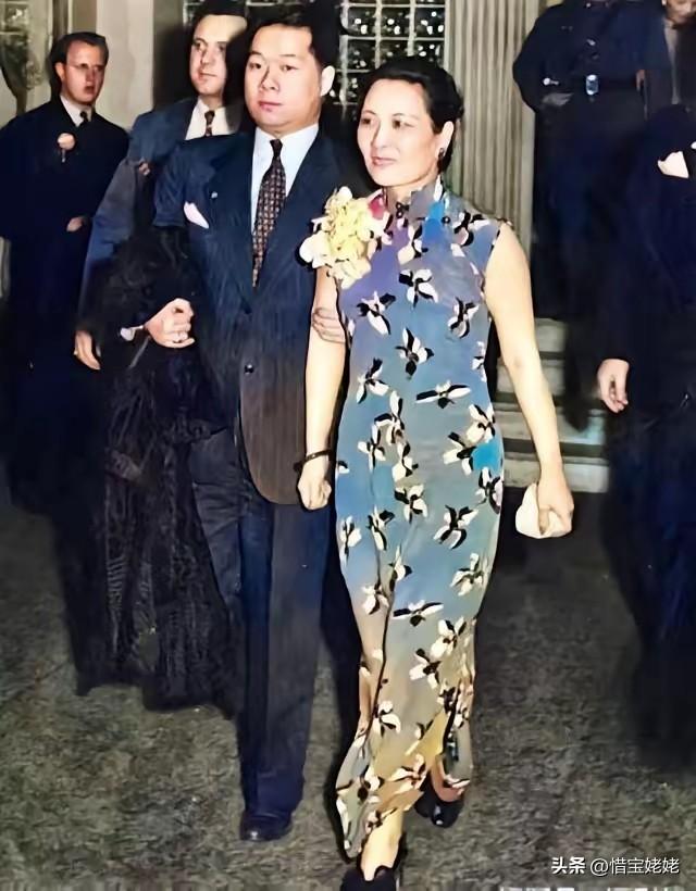 这是宋美龄40多岁的时候的照片，打扮的很妖艳，据说她每一天都会化妆，不化妆她是不