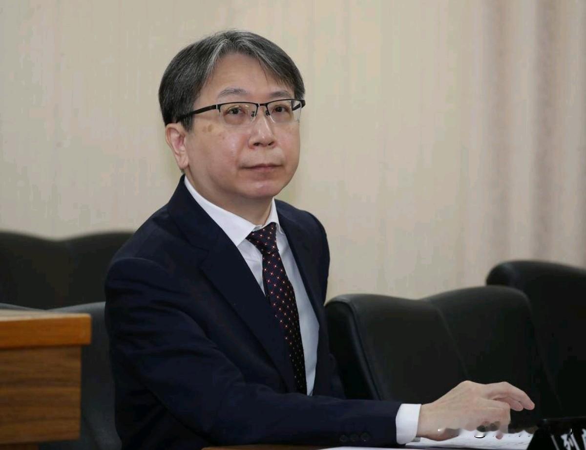 岛内所谓的“国安局局长”蔡明彦出来挺被我们立案的沈伯洋了！10月29日，蔡明彦放