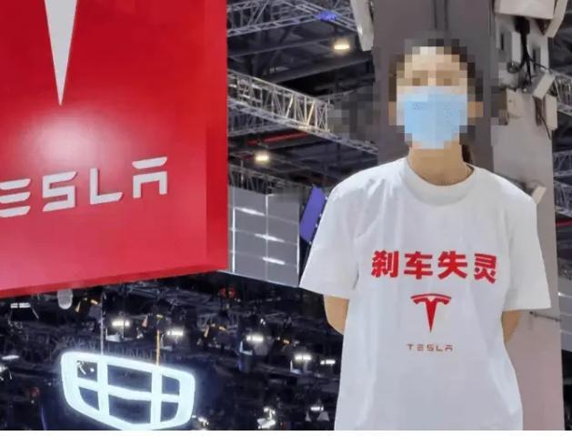 上海一女子，买了辆特斯拉汽车，可没开几天，就发生追尾交通事故。女子认为是刹车失灵