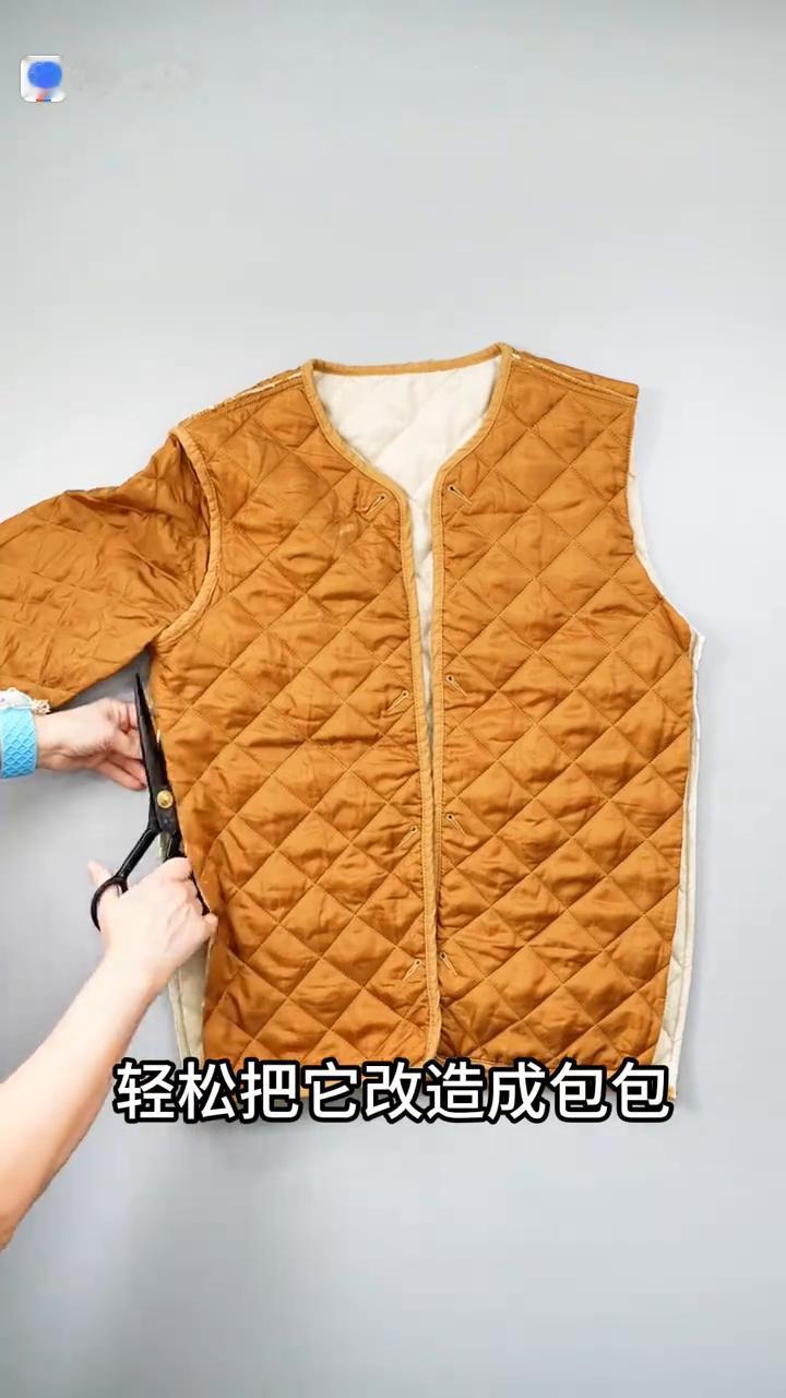 家里有旧棉服的千万不要扔了，教你一个小妙招，轻松把它改造成包包，成品实用又好看，