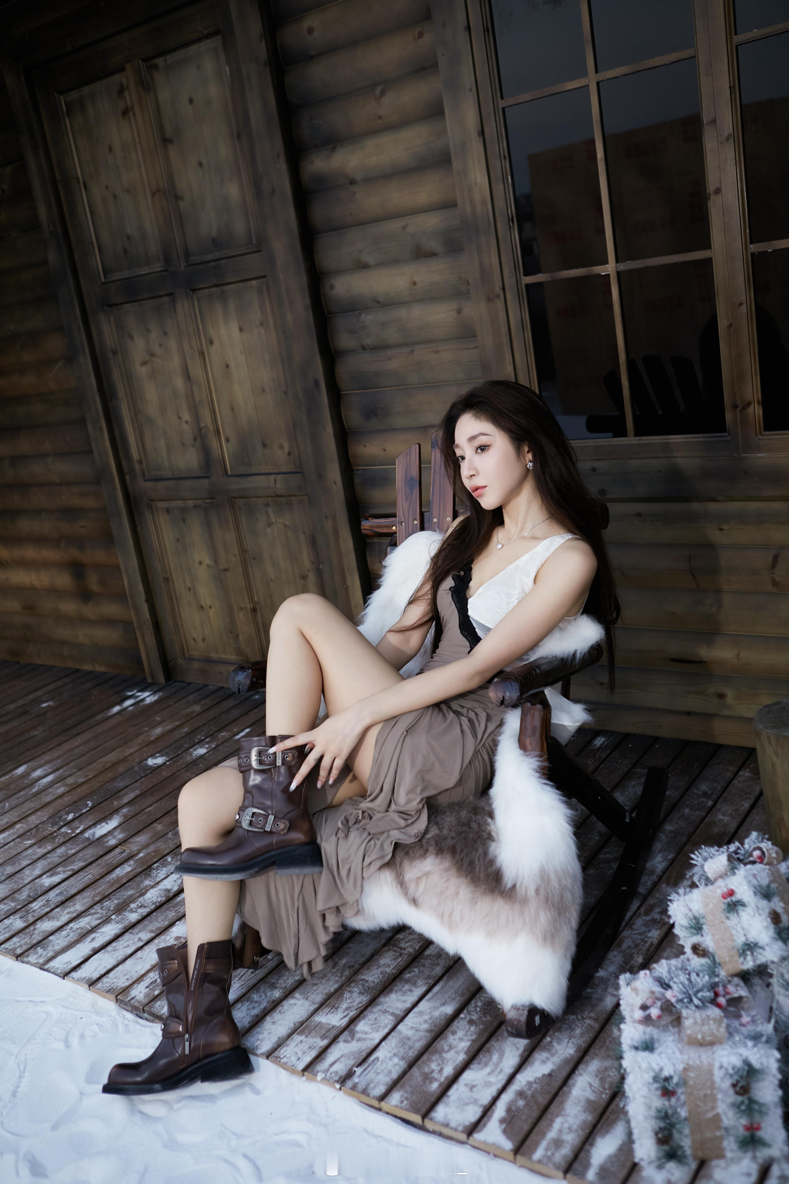 洒落 明朗  自由又自在活在世俗的框架 只会让一切苍白无味行止皆由我那就探索些不