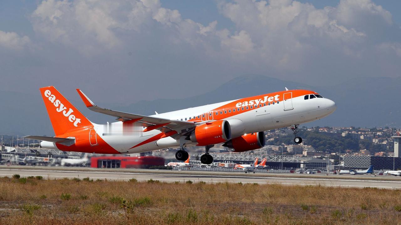 大规模空中斗殴迫使易捷航空（easyJet）客机返回特内里费岛

西班牙周二晚上