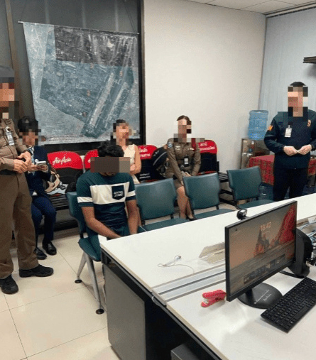 现场曝光：印度乘客对邻座熟睡美女不轨，在飞机上被抓个正着！8月3日，一趟从迪拜飞