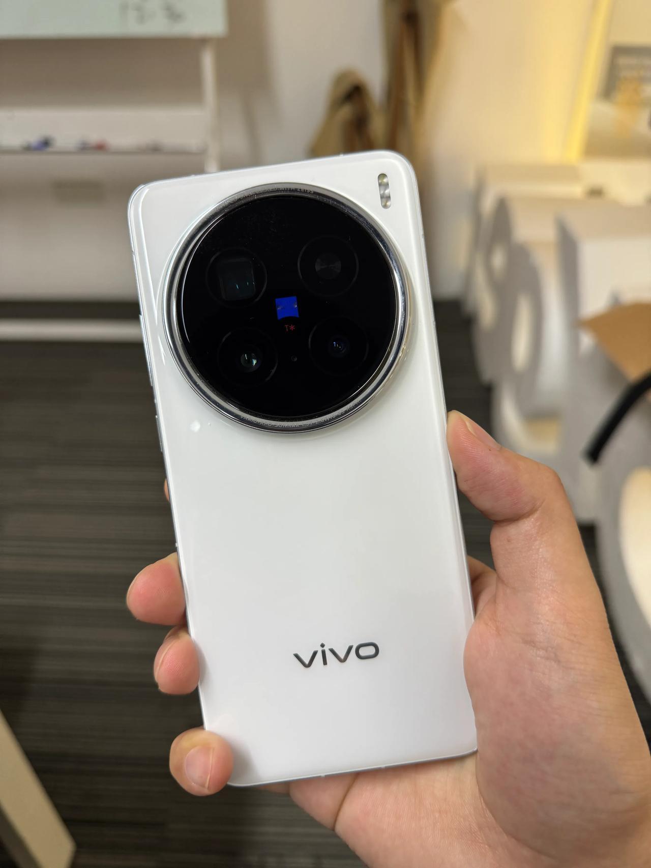 今年用过屏幕、影像、系统和续航都无敌的安卓机，当属vivo X200 Pro[赞