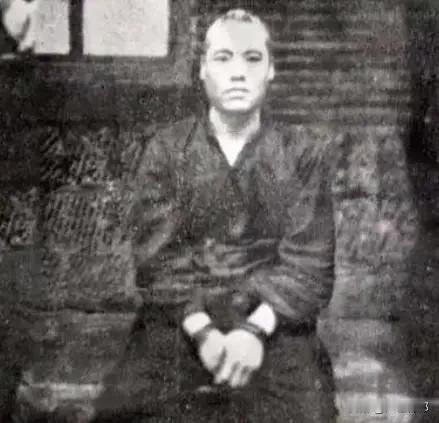 这人是燕子李三，是个江洋大盗，传说中他会飞檐走壁，是民国的一大害。49年被枪决后