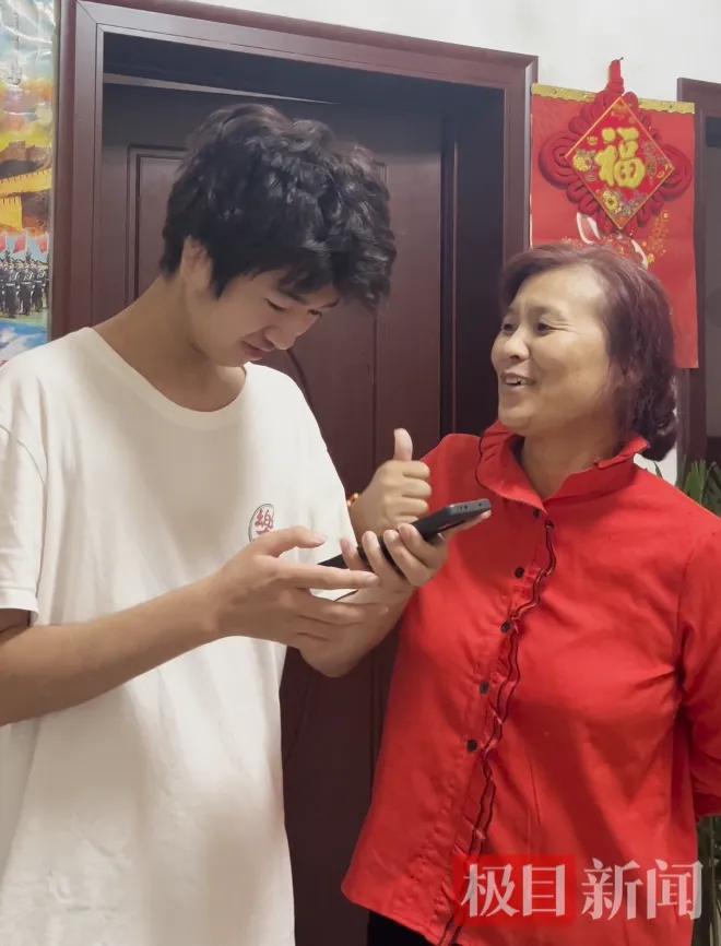 查分页面跳出 467，母子俩沉默了一秒，下一秒，开夜班出租的妈妈说出的话，让所有