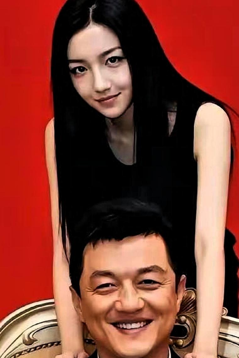 李嫣和爸爸李亚鹏一起出镜了，真是让人惊讶，这姑娘真是愈发迷人呀。
 
翻看父女俩