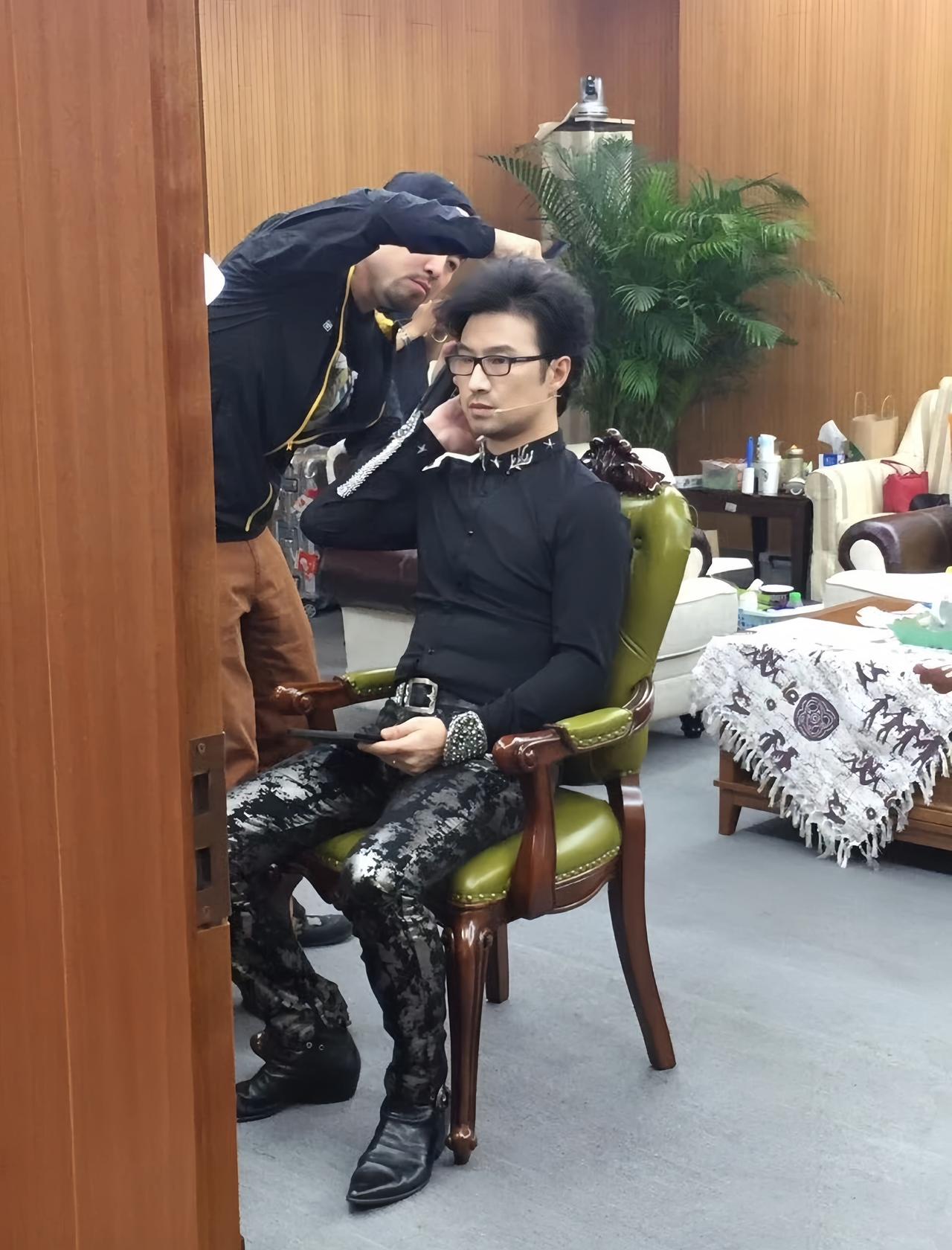 汪峰旧照，那个时候他留着长发，还烫了头发，穿搭风格，一看就是玩摇滚的。汪峰