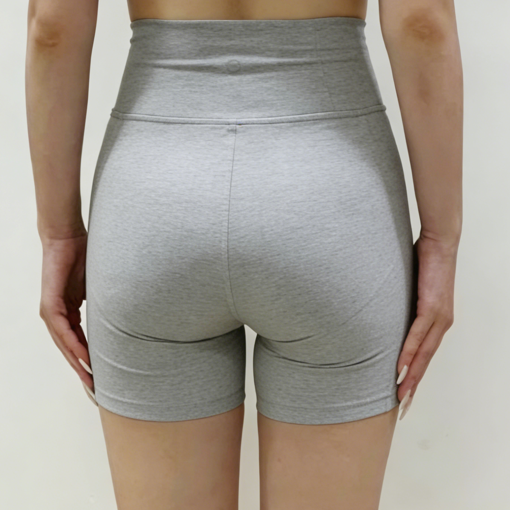 一个观察：骨盆侧倾或者不对称的朋友，「臀横纹」也可能一高一低，或者一边明显、一边