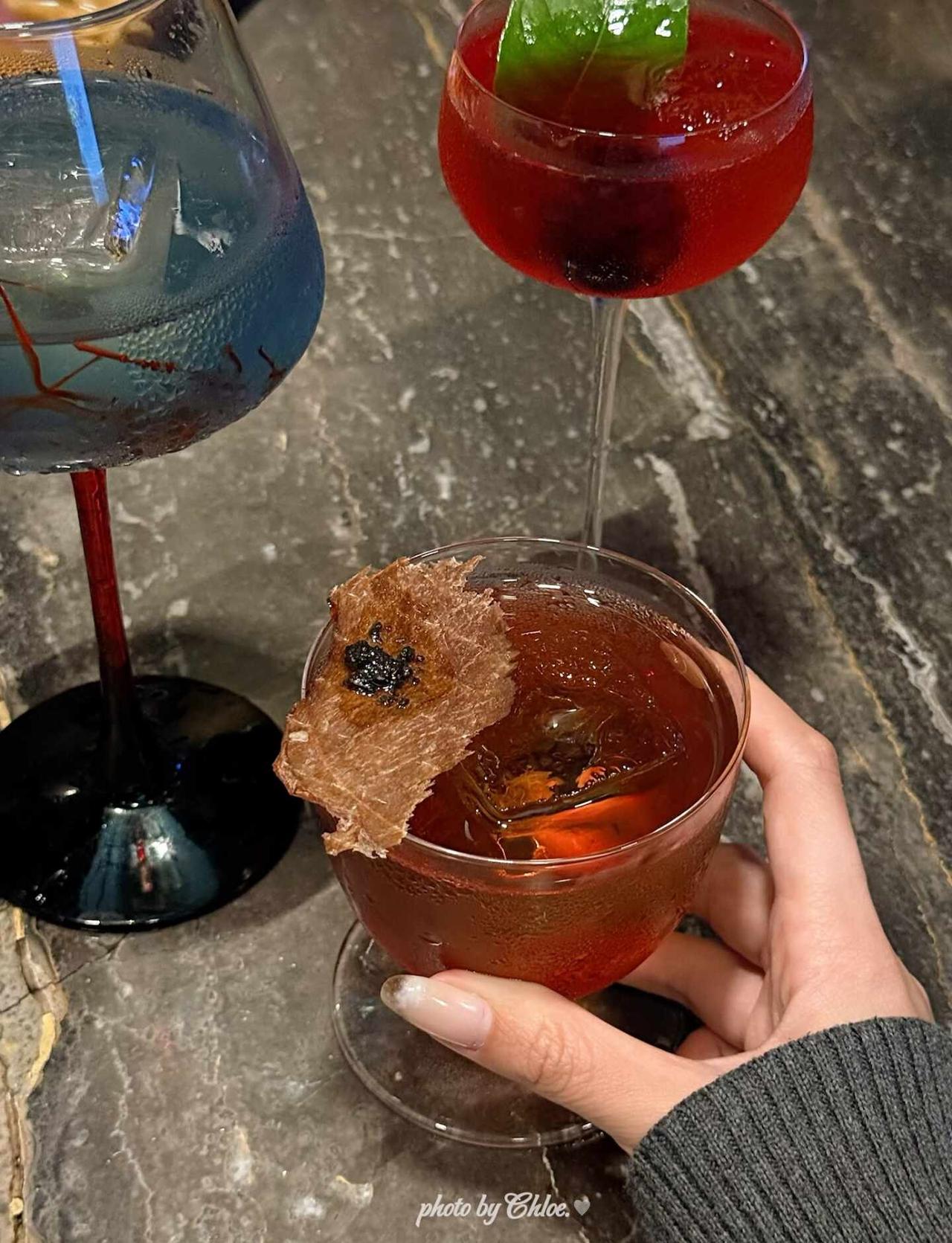 夜酌定格羊城晚风🥂
珠江新城藏了间⏰24h的威士忌酒吧
考究的装修布局有质感，
