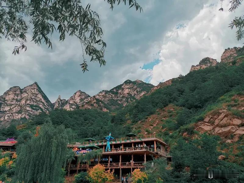景区的农家乐还挺受欢迎的。就拿我上次去的一个山区景区来说，周边的农家乐基本都满员