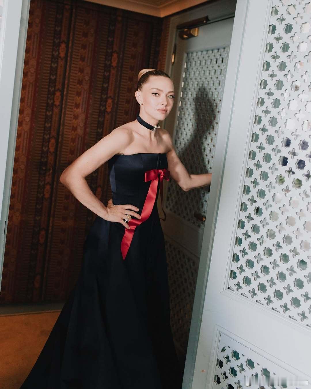 amanda seyfried阿曼达塞弗莱德在威尼斯电影节期间为礼服品牌Prad