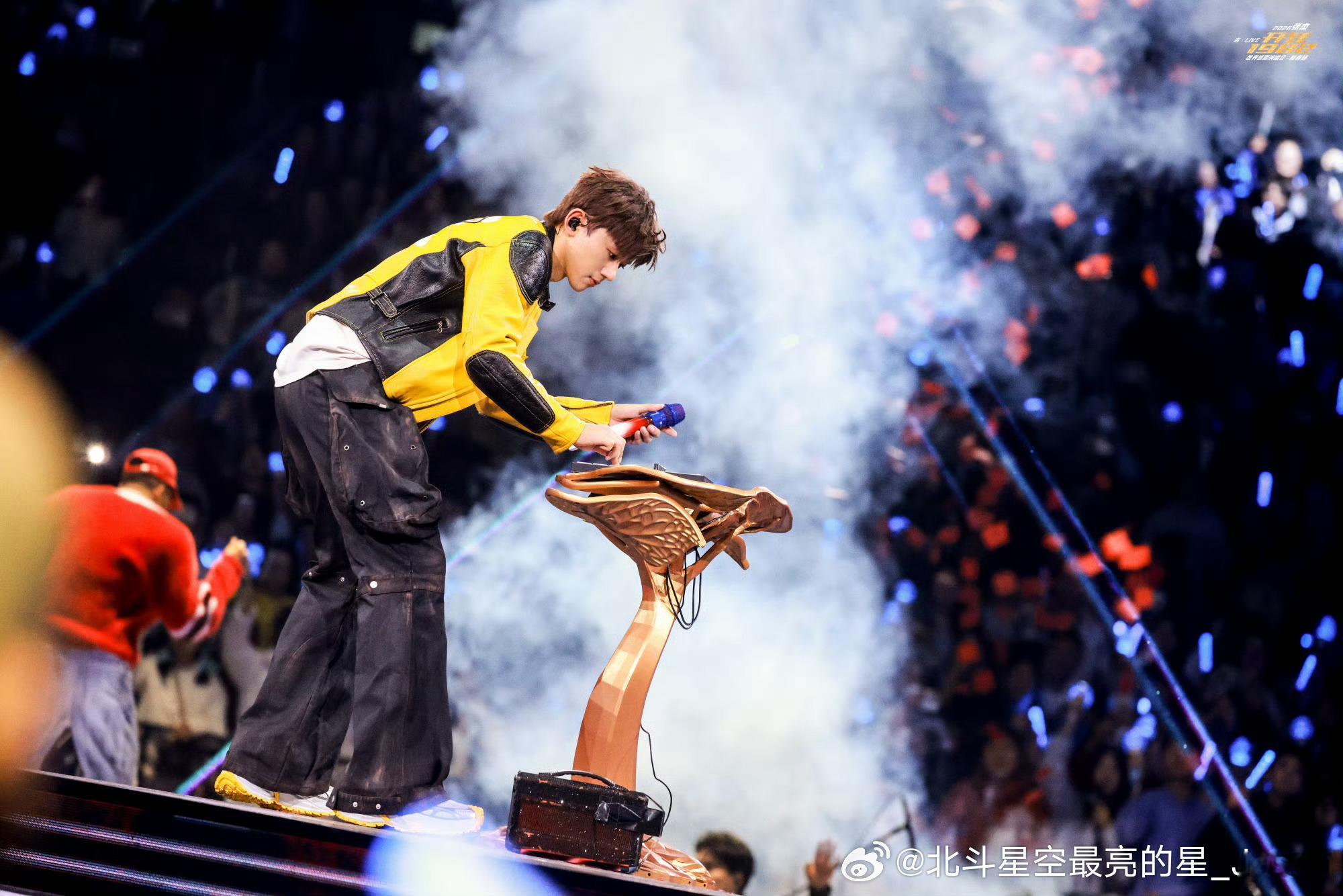 没放大之前我以为谁举着一个奖杯🏆 