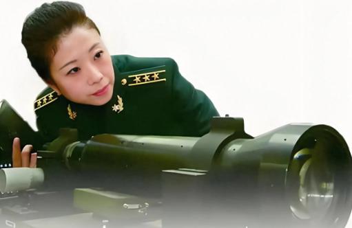 2012年，一位女职员“不顾规定”，来到离发射点100米的地方观看火箭发射。没想