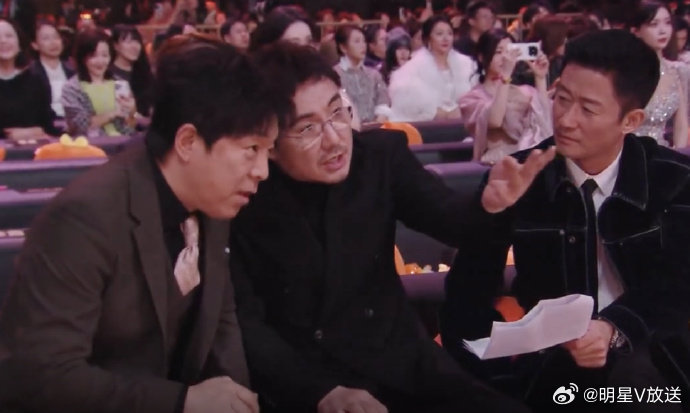 黄渤沈腾吴京 老人看报 谁被这仨笑晕！黄渤沈腾吴京同框上演老人看报，腾哥笑到合不