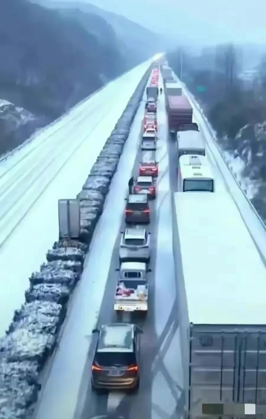 很纳闷，都堵了三四天了，湖北高速堵车第一辆车在哪里什么位置干什么了？他们有说第一