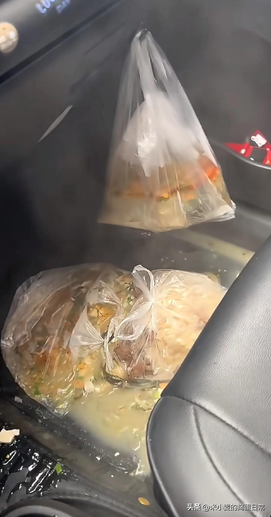 崩溃！9元羊肉粉把小车变成泡水车了
刚买的羊肉粉汤在车里“炸”了，这波社死谁懂？