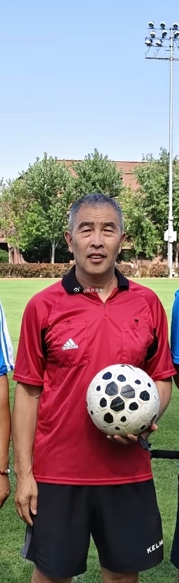 这人你们认识不  中国第一个执裁世界杯的人。