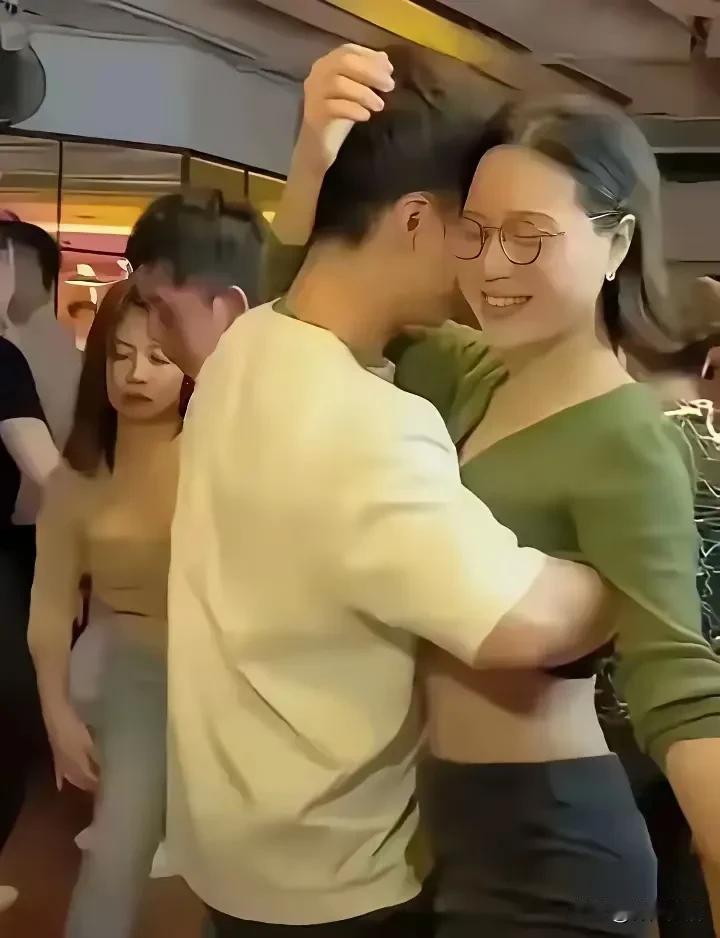 如果爱还在你心中没有离开，
要多少年以后才能大胆的说出来！