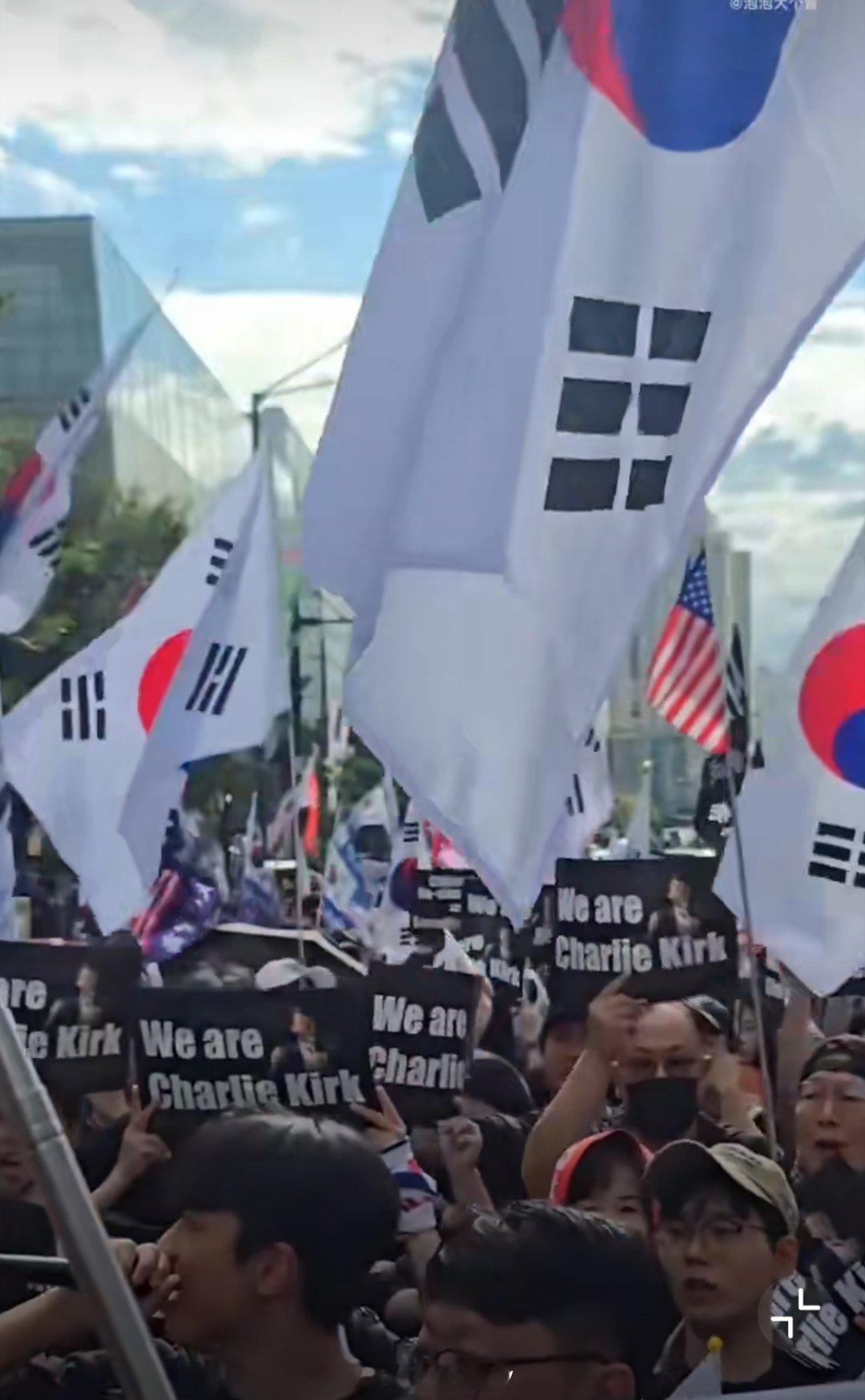 韩国人街头高喊我们是柯克这帮棒子……拿的纸一面是我“们是柯克”，一面是反对中国…
