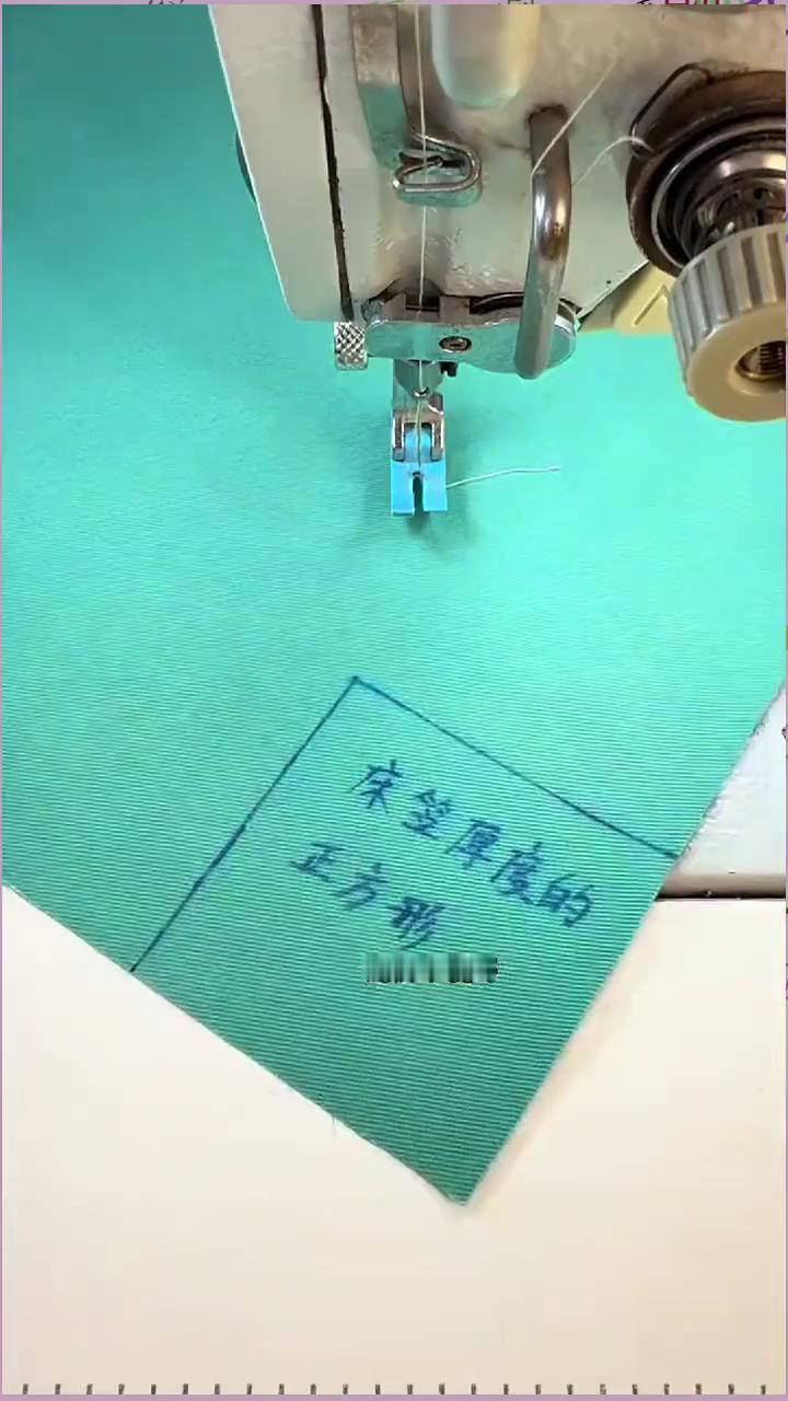 防滑床笠小妙招。
妹妹你仔细看，剪掉传递厚度的正方形，在直角这里四十五度面对面缝
