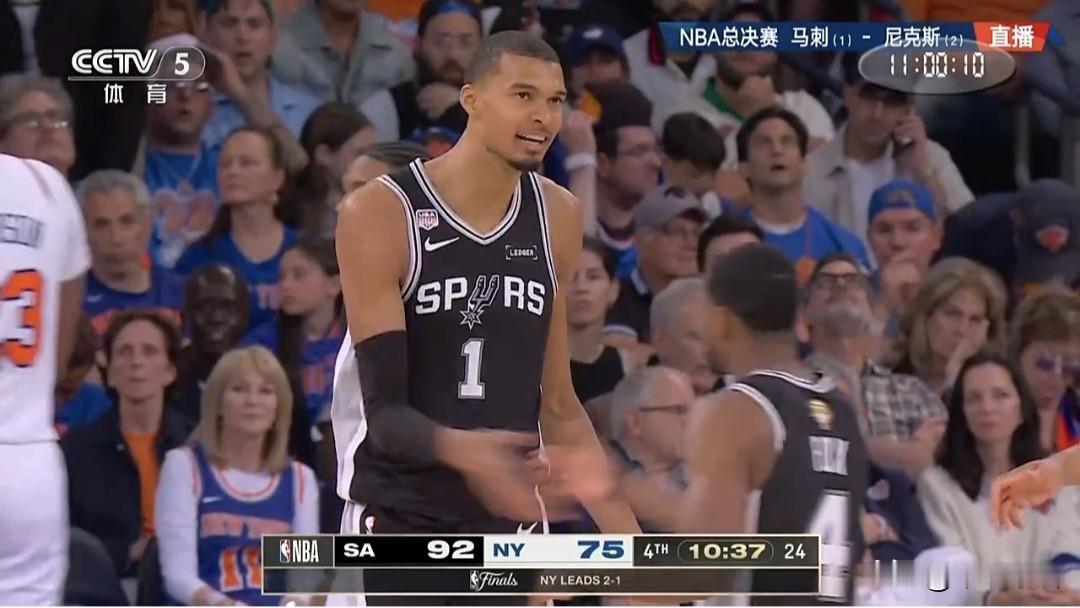NBA总决赛G4尼克斯完成惊天大逆转，主场一分之差险胜马刺拿到总冠军赛点。
  