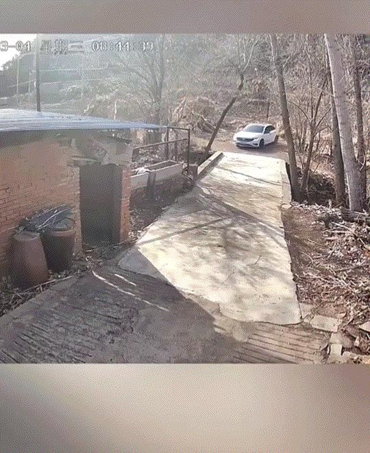 辽宁，一男子独自回到无人居住的老家过年，春节结束后，男子又要踏上返程务工之路。可