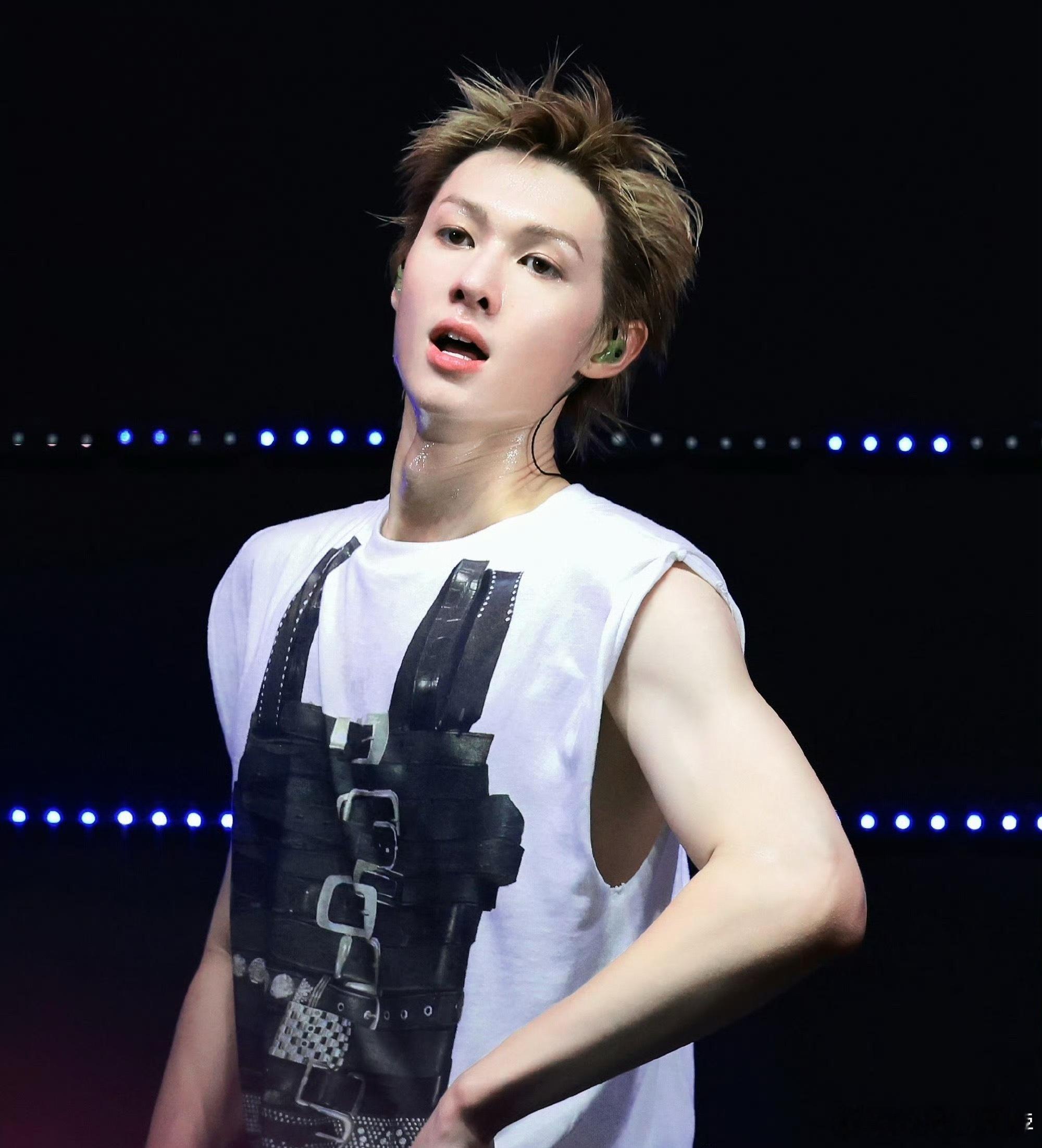 Cortis马丁不愧是主制作人，《GREENGREEN》的曲目全专6首歌，每一首