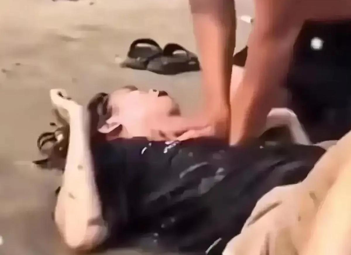 “这不是救人，是猥亵！”2023年，广西北海，一女子不慎溺水，男子对其进行施救的