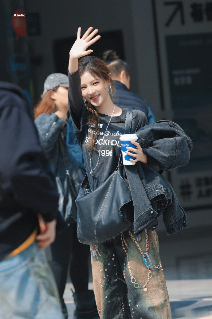 张予曦偷师全在眼睛里 专心旁听赚钱相关思路，一心默默取经学习，心思全都写在眼神里