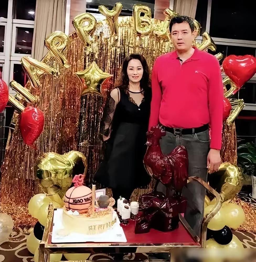 巩晓彬两个儿子，走出了两条截然不同的路。
大儿子巩俊青早早认了命。虽在体院联赛单