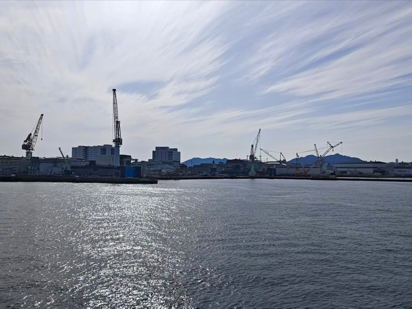 日本   三菱被列入出口管制管控名单，太好了。高市早苗没上台前，坐船看到了三菱造