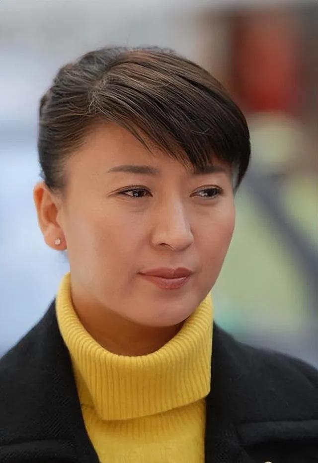 闫学晶估计这会后槽牙都要咬碎了，
她千不该万不该，
不该在直播卖货的时候跟网友哭