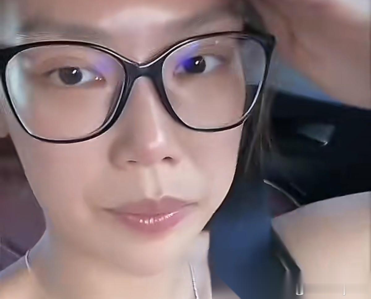 李晨，喜提新身份！ 6月12日，演员李晨引发了网友的热议，这次不仅因为妹妹，最重