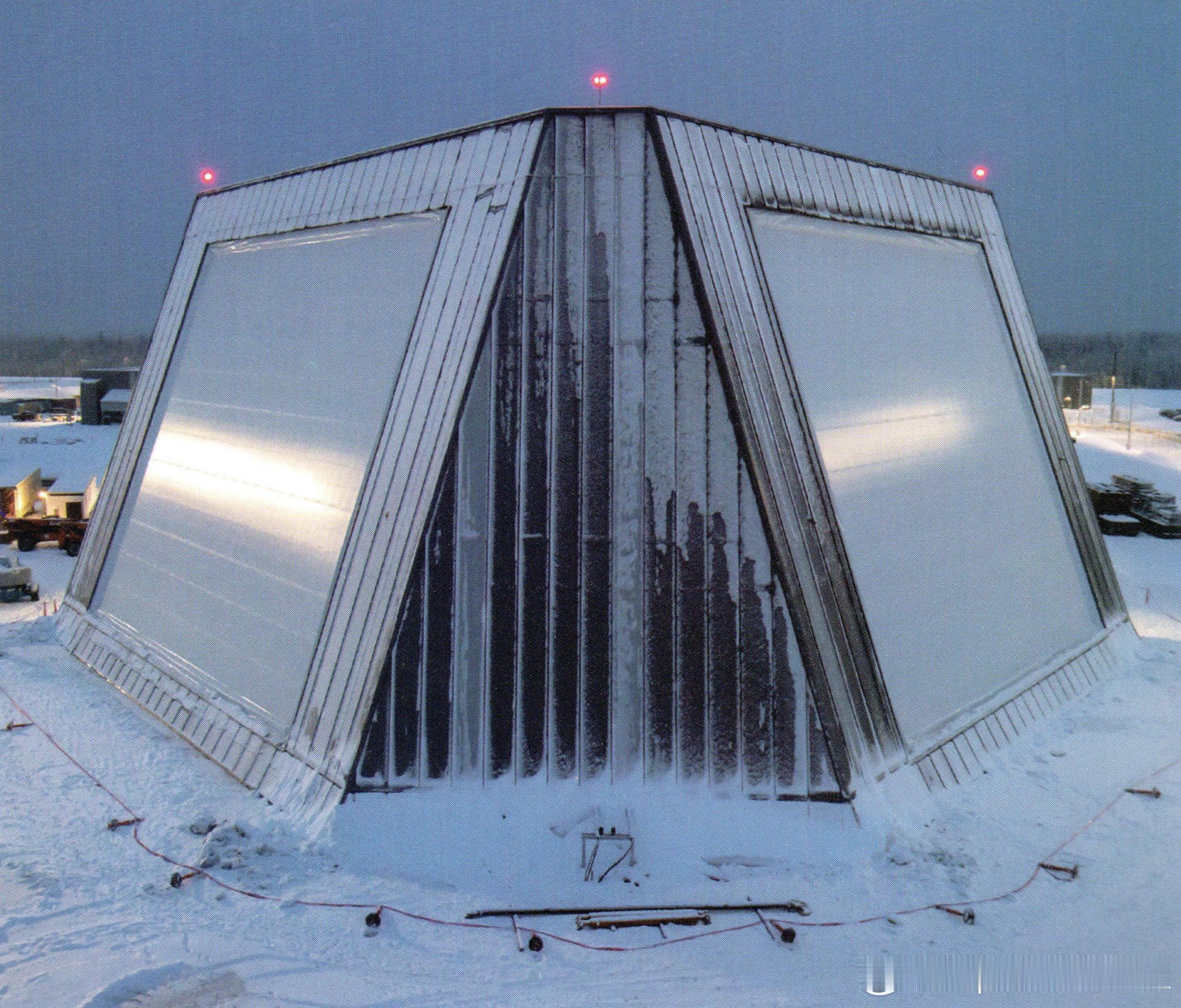 2021年12月，远程识别雷达LRDR在美国阿拉斯加州克利尔基地投入使用。作为美