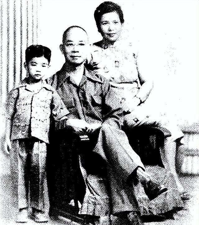 吴家“小人物”，在吴石被抓时，拿枪顶住了保密局的人 ，他图啥？

上海那冷，是钻